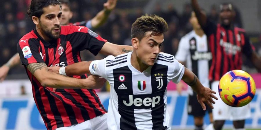 Ricardo Rodriguez (AC Milan) kämpft mit Paulo Dybala (Juventus Turin) um den Ball.