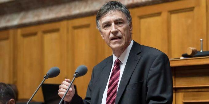 Der Aargauer SVP-Nationalrat Luzi Stamm muss sich in ärztliche Behandlung begeben. Luzi Stamm spricht im Nationalratssaal.