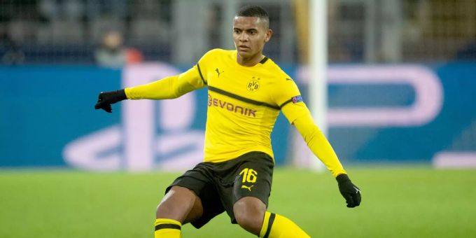 Manuel Akanji im Dress von Borussia Dortmund. Manuel Akanji schlägt einen im Spiel gegen Brügge einen Pass.