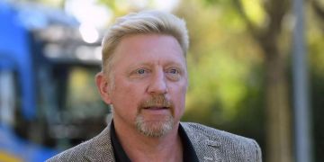 Boris Becker, Tennis-Legende, geht auf eine Podiumsdiskussion.