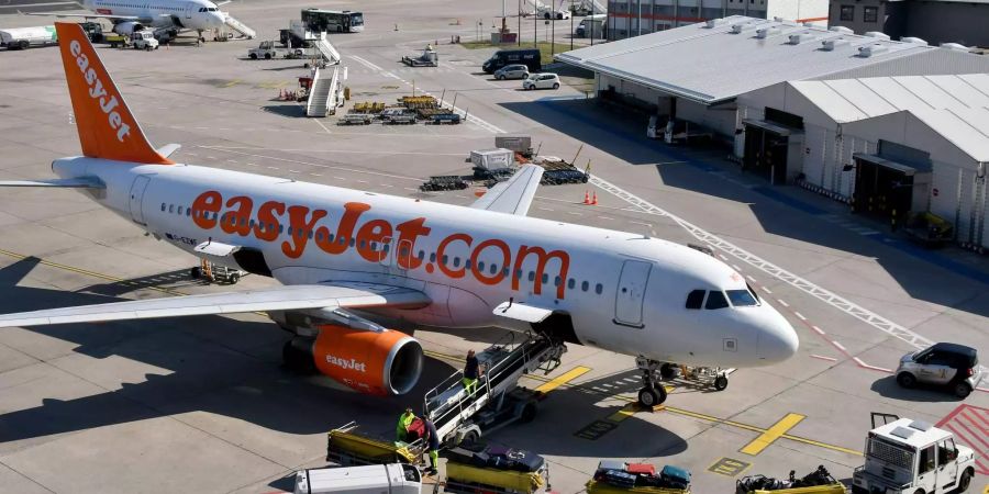 Ein Flugzeug von Easyjet wird in Tegel (D) vor Beginn einer Pressekonferenz zur Flughafenbilanz beladen.