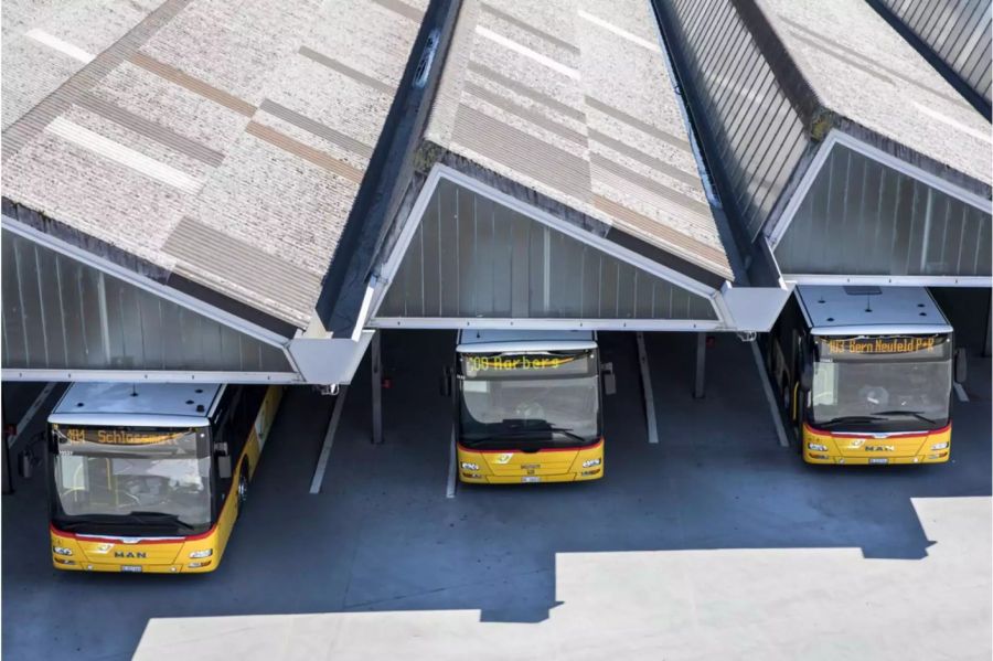Postautos in einem Busbahnhof - Keystone
