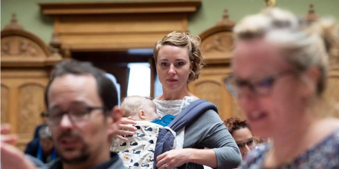 Irène Kälin, Grüne Nationalrätin, mit ihrem Baby im Nationalrat. Irène Kälin