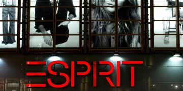Das Logo der Modekette Esprit an einer Filiale.