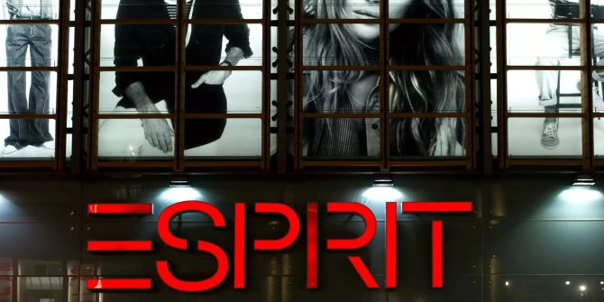 Das Logo der Modekette Esprit an einer Filiale.