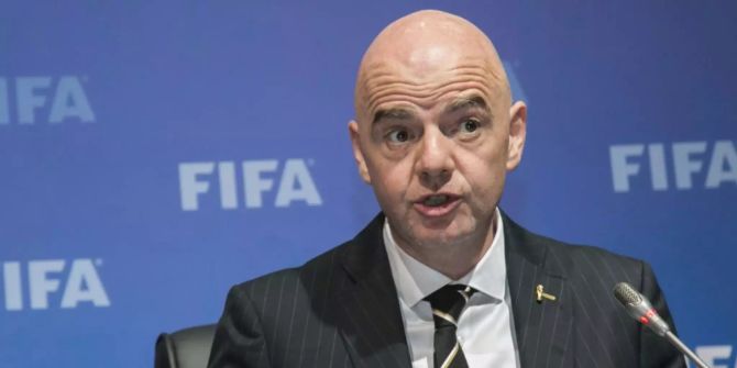 Gianni Infantino spricht zu den Medien.