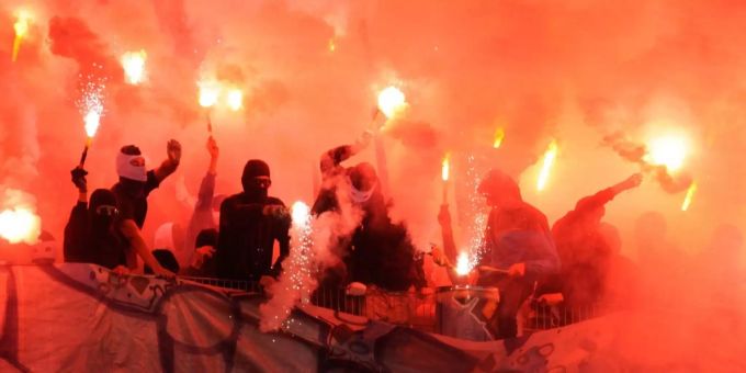 Hamburger Fans brennen vor einem Spiel Feuerwerk ab. Hamburger Fans brennen vor einem Spiel Feuerwerk ab.