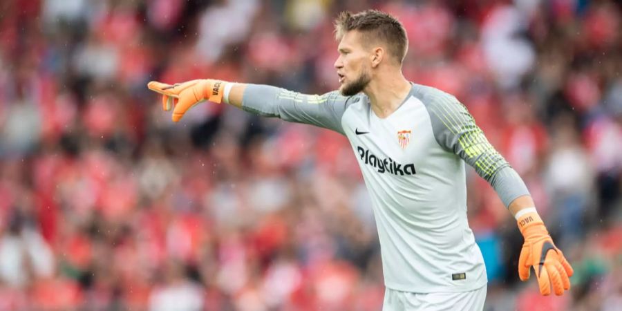 Tomas Vaclik gibt Anweisungen für seine Mitspieler des FC Sevillas.