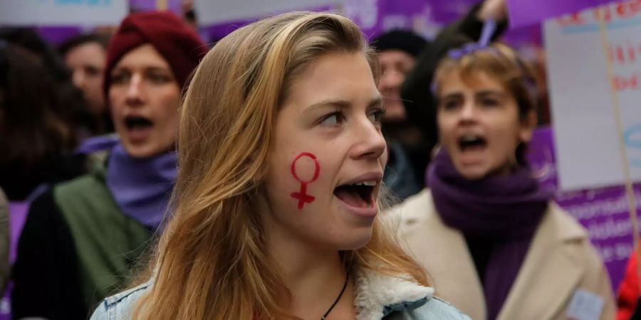 Eine Frau nimmt an einer Demonstration gegen Gewalt gegen Frauen teil.