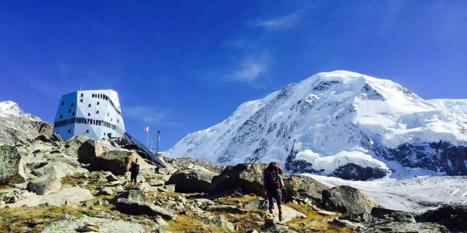 Ein Wanderer nähert sich der Monte Rosa Hütte. Ein Wanderer nähert sich der Monte Rosa Hütte.