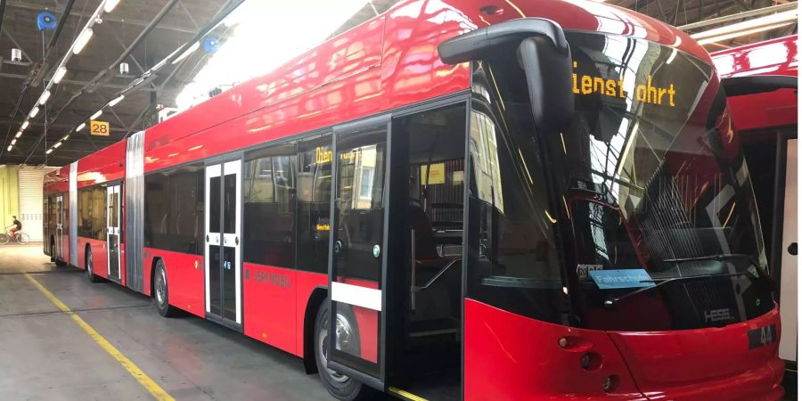 Die neuen Doppelgelenkbusse von Bernmobil stehen im Depot bereit.