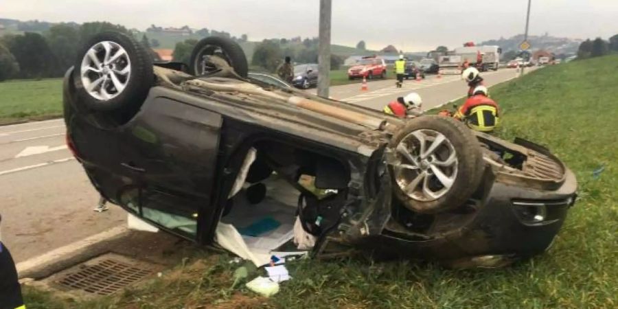 Das Auto einer Junglenkerin liegt nach der Kollision mit einem Kandelaber in Lussy FR auf dem Dach.