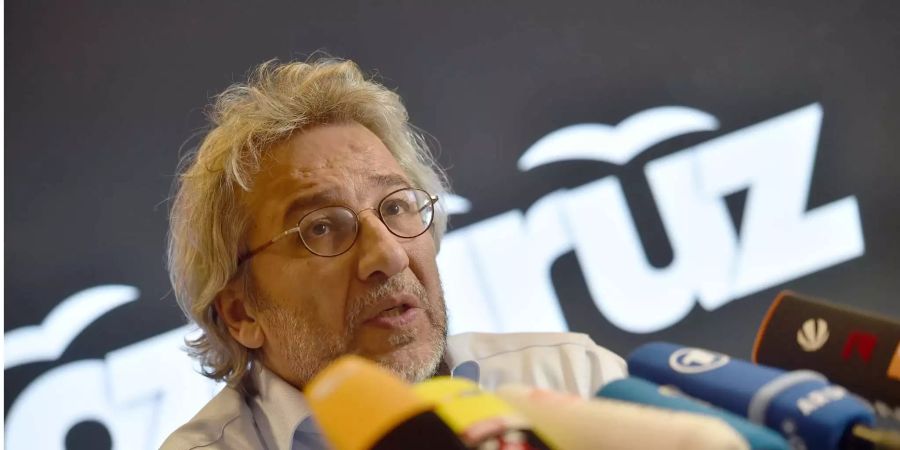 Der in der Türkei wegen Spionage und Verrats gesuchte Journalist Can Dündar spricht während einer Pressekonferenz.