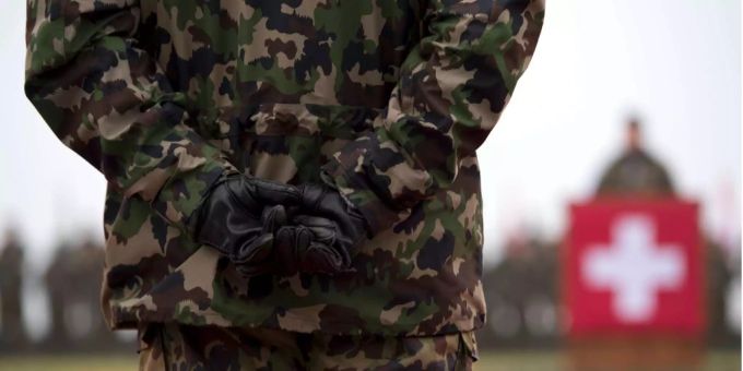 Der Chef der Armee, Divisionär Philippe Rebord, hält seine Hände hinter den Rücken militär
