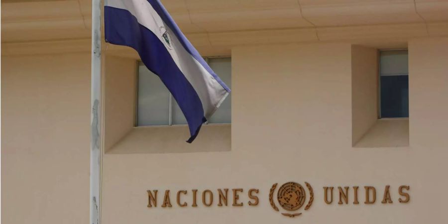 Die Flagge Nicaraguas vor dem Gebäude der Uno.