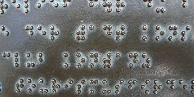 Eine Tafel mit Blindenschrift.