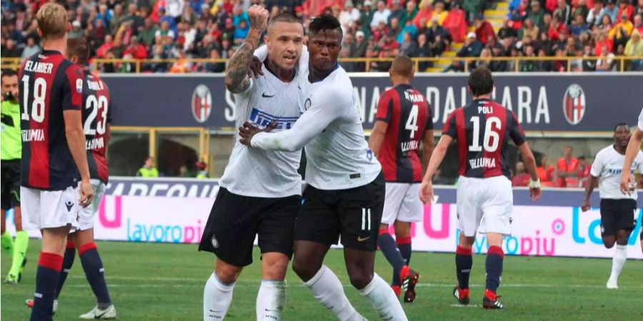 Die Spieler von Inter Mailand Radja Nainggolan (links) und Keita Balde feiern den Sieg in Bologna.