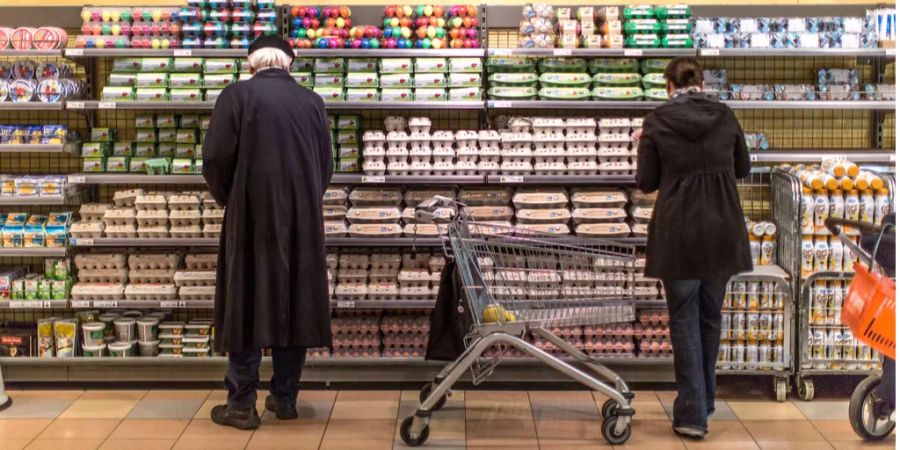 Zwei Kunden stehen vor dem Regal mit Eiern in der Migros-Filiale in Baden AG.