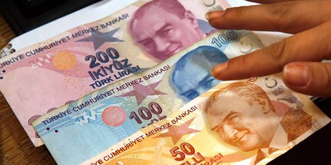 Ein Mitarbeiter einer Wechselstube in Istanbul zählt türkische Lira. lira