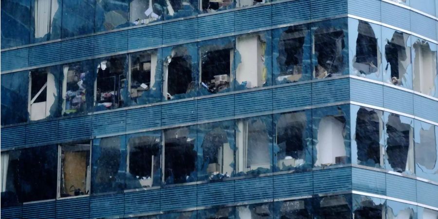 Ein Hochhaus, dessen Fenster vom Taifun zerstört wurden.