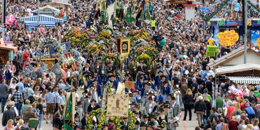 Tausende Besucher bestaunen den Trachten- und Schützenzug am zweiten Tag des Oktoberfests in München.