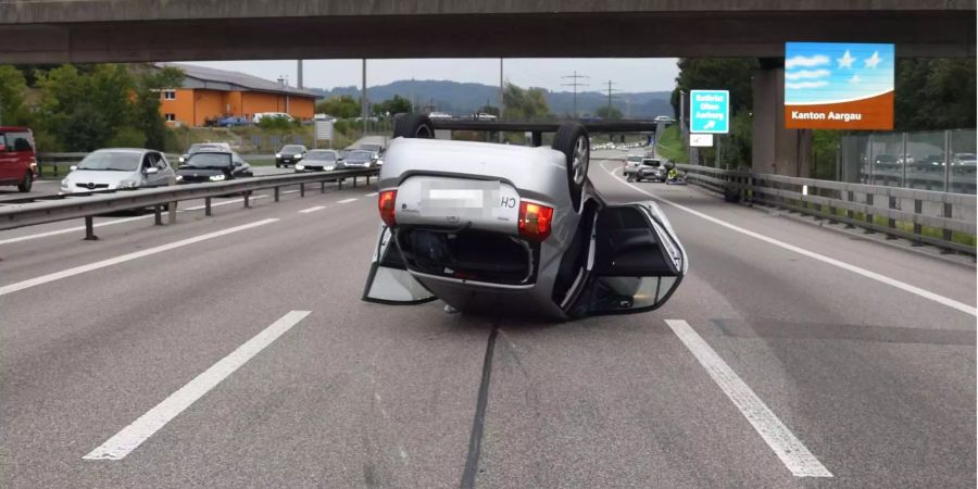 Ein umgekipptes Auto nach einem Unfall auf der A1 bei Rothrist AG.