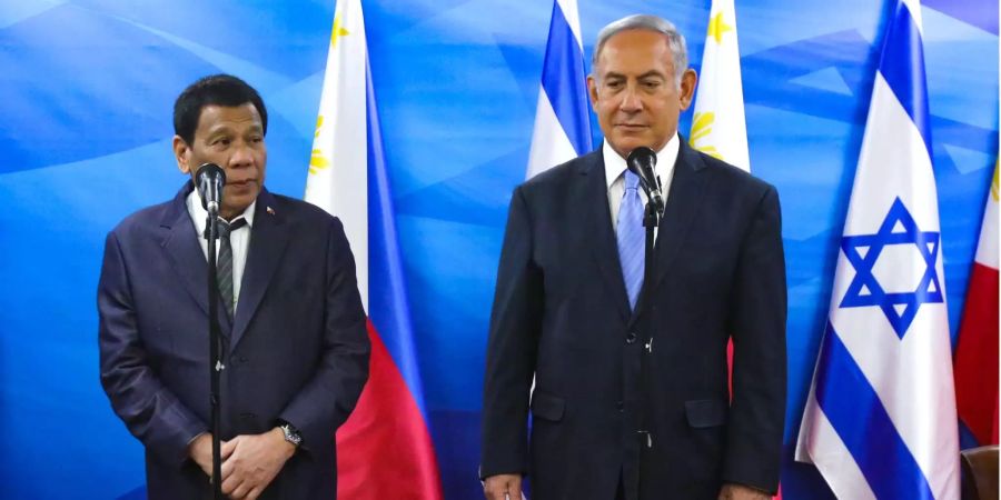 Der philippinische Präsident Rodrigo Duterte (l.) trifft den israelischen Ministerpräsidenten Benjamin Netanjahu (r.) bei seinem Staatsbesuch in Jerusalem.