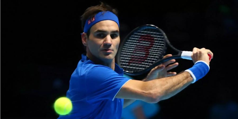 Roger Federer schlägt gegen Kei Nishikori einen Rückhand-Slice.