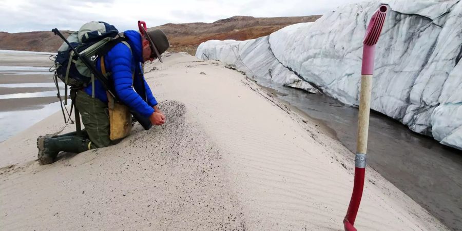 Kurt Kjaer, Forscher, sammelt Proben vor dem Hiawatha Gletscher.