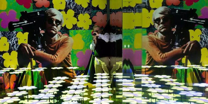 Ein Mann macht ein Foto der Installation "Pop garden" des US-Künstlers Andy Warhol. Ein Mann macht ein Foto der Installation "Pop garden" des US-Künstlers Andy Warhol