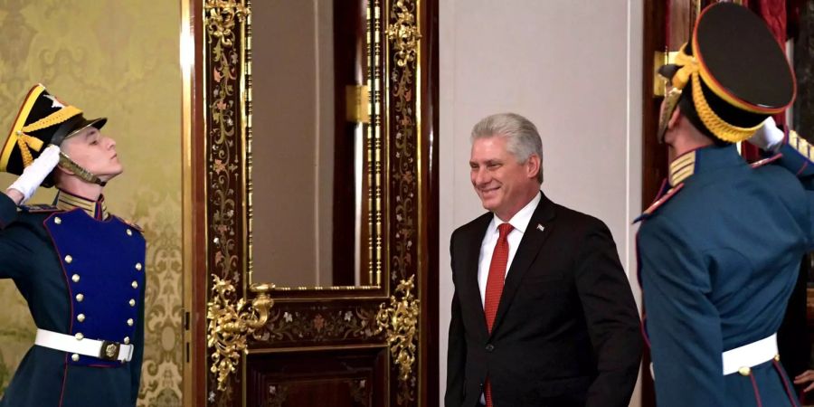 Miguel Diaz-Canel (M), Präsident von Kuba, trifft im Kreml zu einem Treffen mit dem russischen Präsidenten ein.