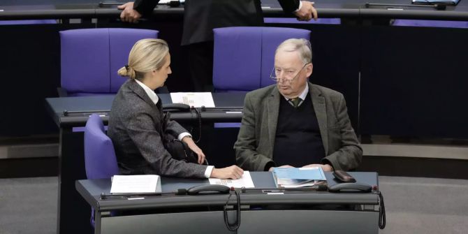 Alexander Gauland und Alice Weidel von der AfD unterhalten sich im Deutschen Bundestag.