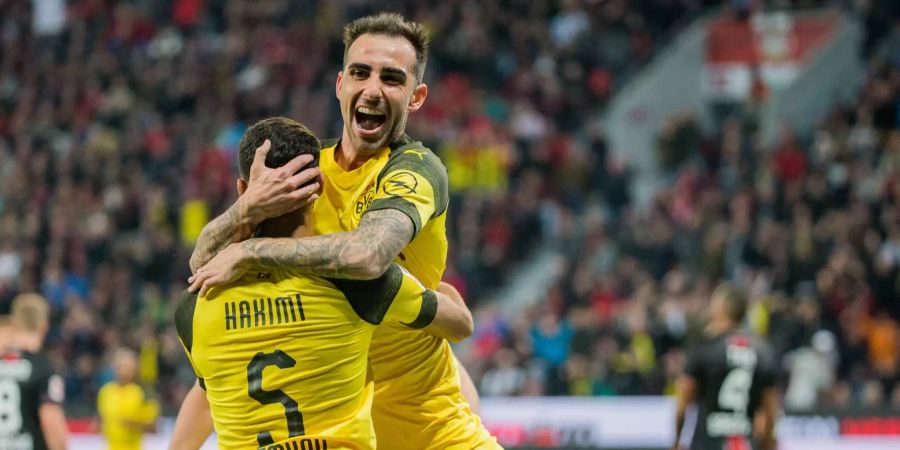 Dortmunds Paco Alcácer (r) bejubelt sein Tor zum 3:2 gegen Leverkusen mit Achraf Hakimi.