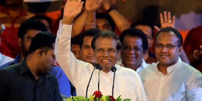 Maithripala Sirisena sorgt in Sri Lanka für eine Regierungskrise. Der Präsident Sri Lankas, Maithripala Sirisena, winkt bei einer Veranstaltung.