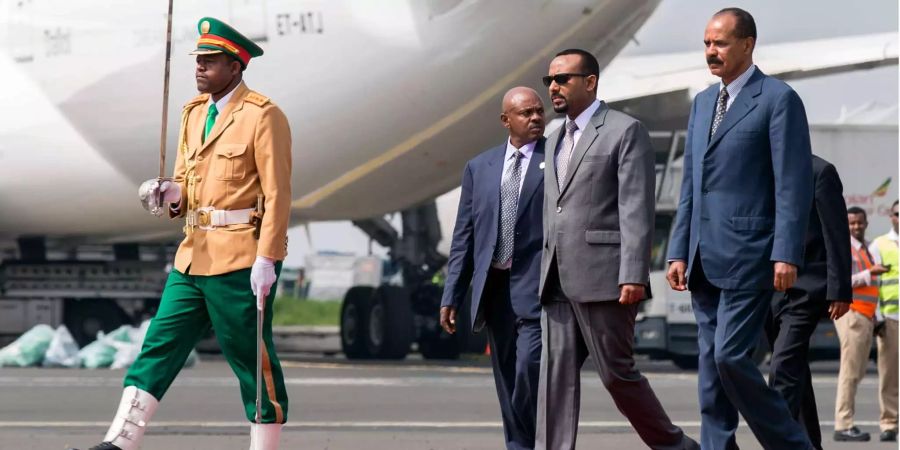 Isaias Afwerki (r), der Präsident von Eritrea, geht auf dem Flughafen von Addis Abeba zusammen Abiy Ahmed (2.v.r.), dem Premierminister von Äthiopien, über den Roten Teppich bei seinem ersten Besuch in dem Land seit 22 Jahren.