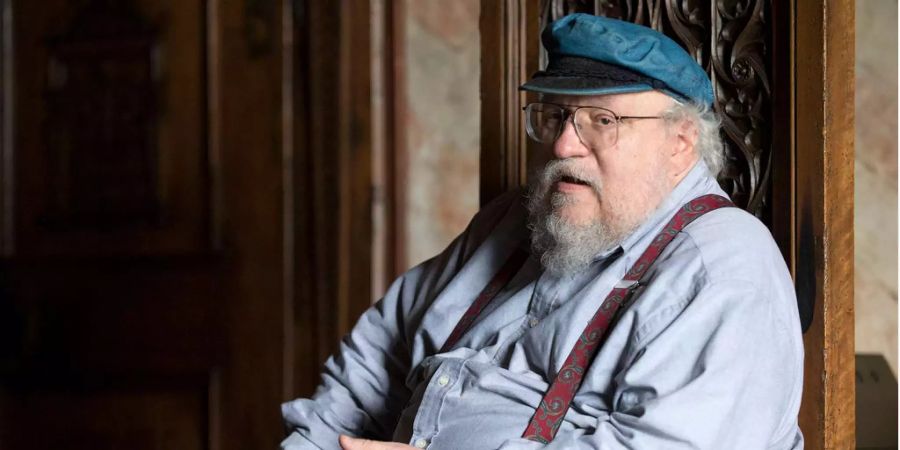 Autor George R.R. Martin sitzt im Schloss Chillon.