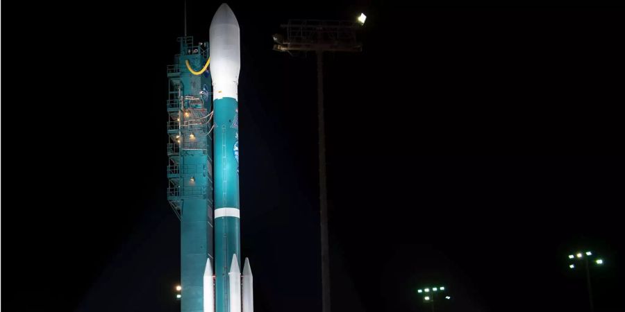 Die «Delta II» Rakete der United Launch Alliance (ULA) mit dem NASA «ICESat-2» Satellit an Bord wird auf der Vandenberg Militärbasis auf den Start vorbereitet.