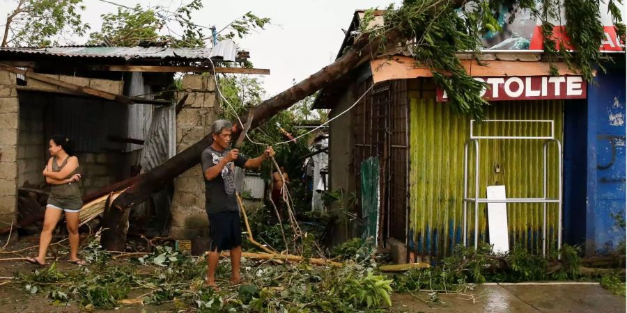 Anwohner räumen eine verwüstete Strasse auf, nachdem der Taifun «Mangkhut» in Tuguegarao City (PHP) wütete.