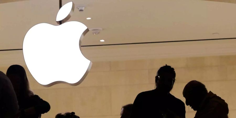 Kunden betreten einen Apple-Store in New York.