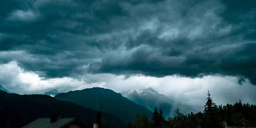 Wolken über einem Wald (Symbolbild).