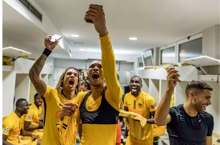 Kevin Mbabu, Guillaume Hoarau, Nicolas Moumi Ngamaleu und Leonardo Bertone feiern den Einzug in die Champions League in der Umkleidekabine.