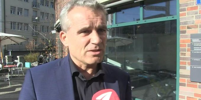 SP-Nationalrat Beat Jans wirbt für die Prämien-Initiative der SP Baselland. SP-Nationalrat Beat Jans wirbt für die Prämien-Initiative der SP Baselland.