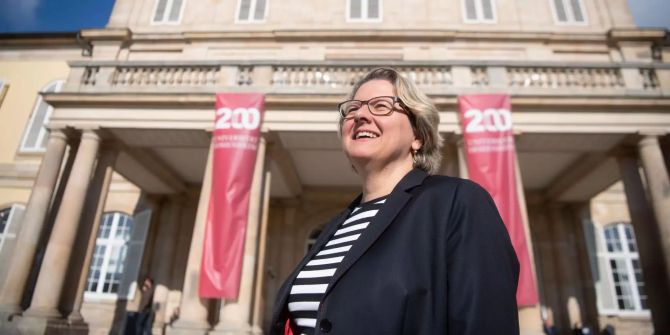 Bundesumweltministerin Svenja Schulze (SPD) steht vor Schloss Hohenheim.