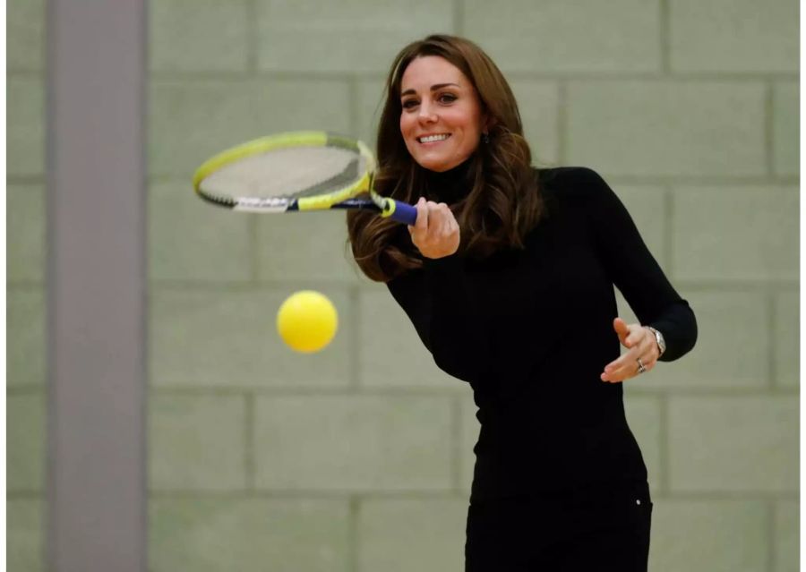 Kate spielt im All-Black-Look Tennis.