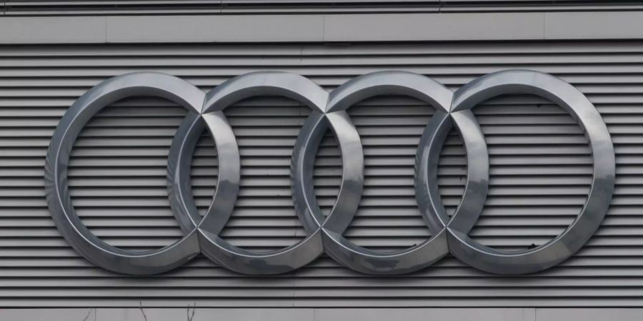 Das Logo von Audi an einer Filiale.