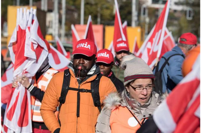 Rund 700 Bauarbeiter haben ihre Arbeit niedergelegt und versammeln sich auf der zentralen Baustelle am Berner Bahnhof. Bauarbeiter demonstrieren auf der Schützenmatte in Bern.
