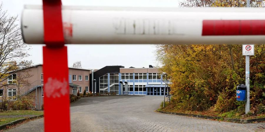 Vor dem Schulzentrum von Wenden ist eine Schranke heruntergelassen.