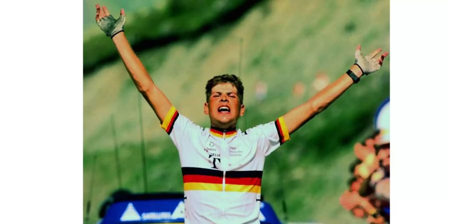 Jan Ullrich kommt am 15. Juli 1997 ins Ziel und freut sich über seinen Gewinn.