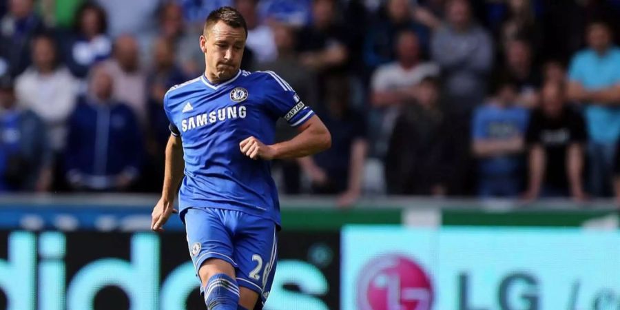 John Terry (FC Chelsea) spielt einen Pass gegen Swansea City.