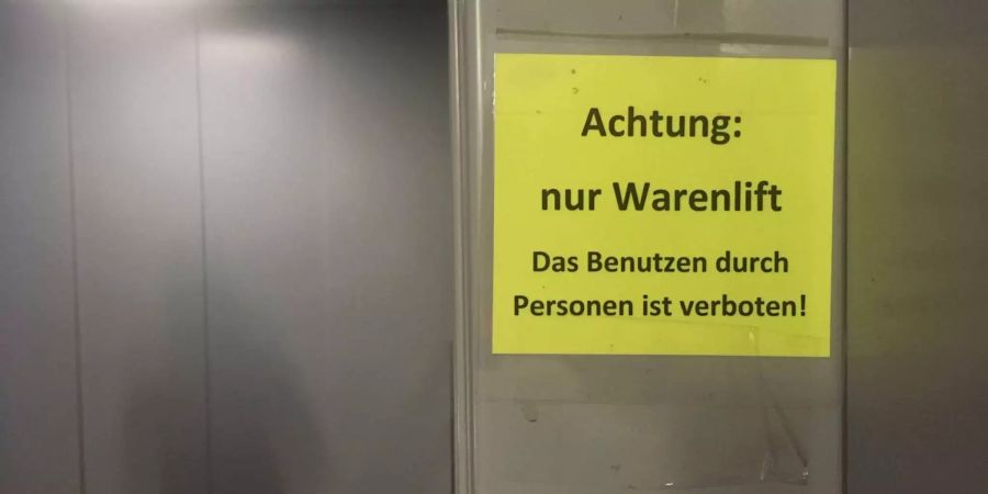Seit einer Kontrolle dürfen Roger Bösch und sein Team den Lift nur noch als Waren.- und nicht mehr als Personenlift benutzen. Obwohl sie das vorher 10 Jahre lang so gemacht haben.